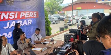 Polda Jabar Sita Puluhan HP dan Ribuan SIM Card dari Markas WhatsApp Blast Judi Online di Cirebon