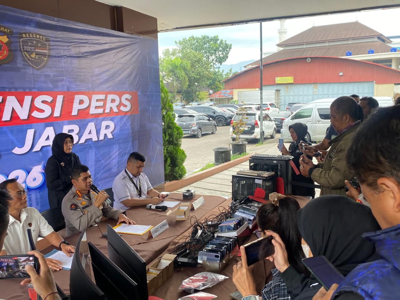 Polda Jabar Sita Puluhan HP dan Ribuan SIM Card dari Markas WhatsApp Blast Judi Online di Cirebon
