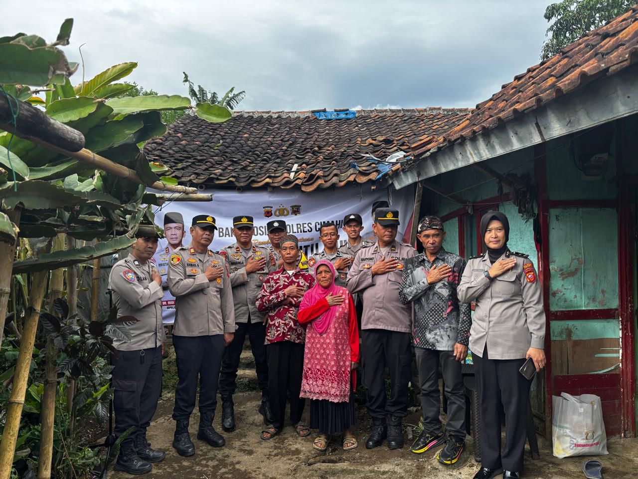 Polisi Gelar Baksos Renovasi Rutilahu di Cisarua