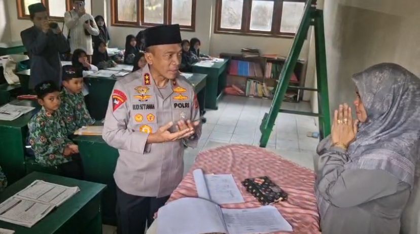 Kapolda Jabar Umrahkan Guru Ponpes Cipasung dan Suaminya