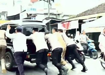 Aksi Cepat Anggota Polisi di Pos Pam Maja Bantu Mobil Mogok
