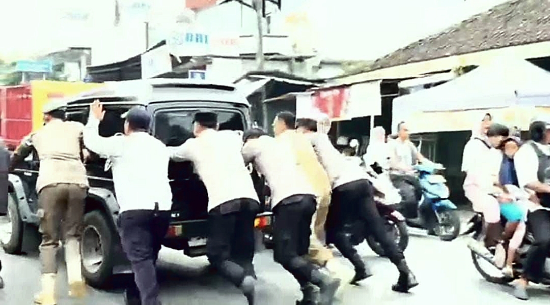 Aksi Cepat Anggota Polisi di Pos Pam Maja Bantu Mobil Mogok