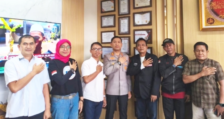 FWJ Indonesia Korwil Kota Tangerang Sambangi Kombes Pol Jauhari Diruang Kerjanya