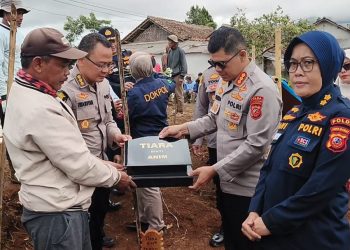 Sentuhan Kasih Ditengah Duka, Polda Jabar Serahkan Batu Nisan bagi Korban Longsor Cisarua