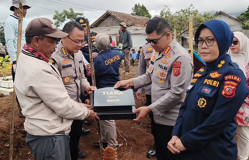 Sentuhan Kasih Ditengah Duka, Polda Jabar Serahkan Batu Nisan bagi Korban Longsor Cisarua