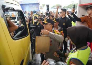 Polwan dan Wan TNI Bagikan Sembako untuk Pemudik di KM 57, Wakapolri Turun Langsung Menyapa Masyarakat