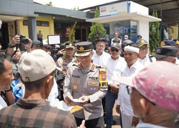 Kurangi Kemacetan Jalur Mudik Garut, Kapolres Garut Dampingi Gubernur Jabar Dedi Mulyadi Beri Kompensasi Rp1,4 Juta untuk Kusir Delman dan Tukang Becak