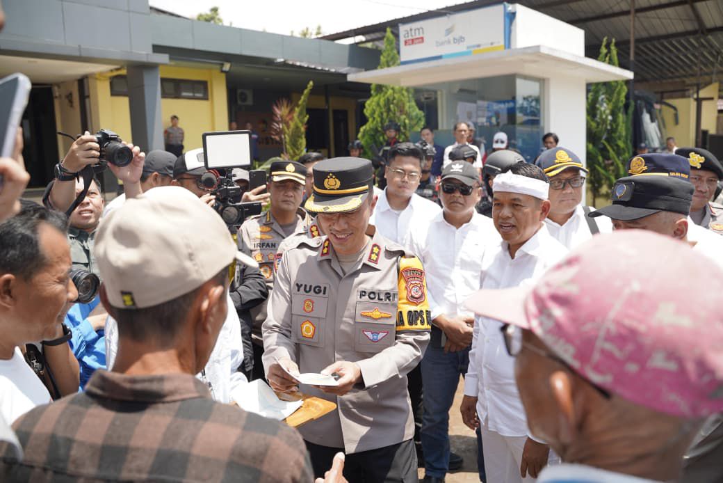 Kurangi Kemacetan Jalur Mudik Garut, Kapolres Garut Dampingi Gubernur Jabar Dedi Mulyadi Beri Kompensasi Rp1,4 Juta untuk Kusir Delman dan Tukang Becak