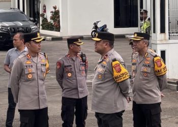 Truk Tangki LPG Hantam Pohon di Depan Kilang Balongan Indramayu, Polisi Sigap Evakuasi Korban