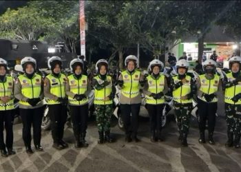 Bantu Kebutuhan Sahur Para Pemudik, Polwan Polda Jabar bersama Wan TNI Bagi – Bagi Makanan di Rest Area KM 57