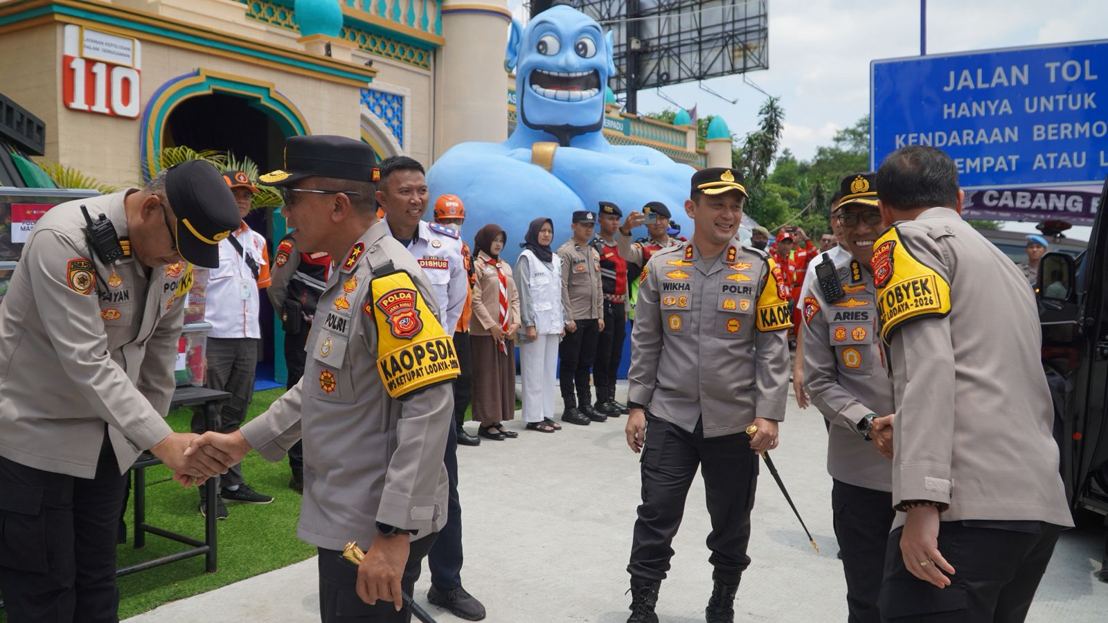 Kapolda Jabar Tinjau Pengamanan Arus Balik di Pos Polisi Hoegeng Bogor, Tekankan Keseimbangan One Way dan Pelayanan Humanis