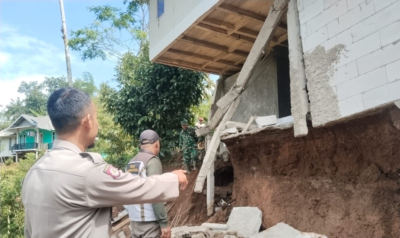 Polisi Cek Kejadian Bencana Tanah Longsor Akibat Curah Hujan Tinggi di Desa Sukamulya