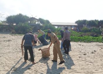 ‎Peduli Lingkungan, Polisi Bersama Warga Bersih-Bersih Pantai Pasca Libur Lebaran