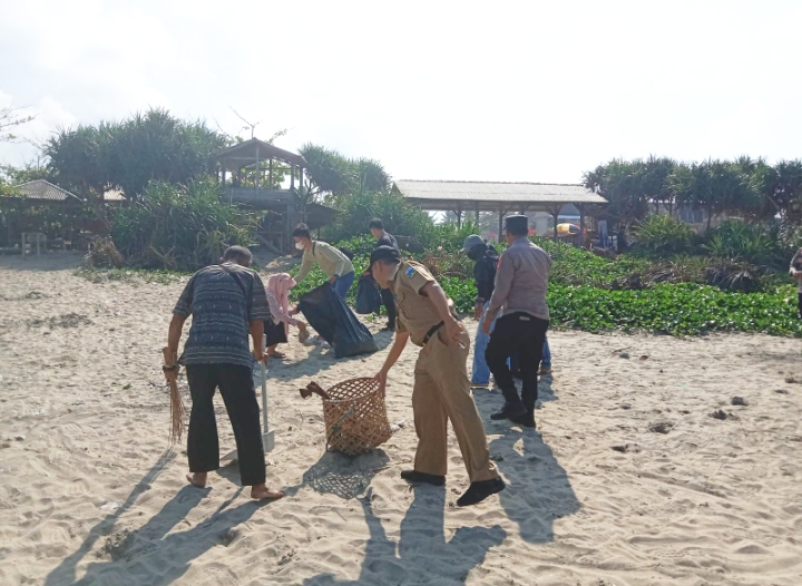 Peduli Lingkungan, Polisi Bersama Warga Bersih-Bersih Pantai Pasca Libur Lebaran