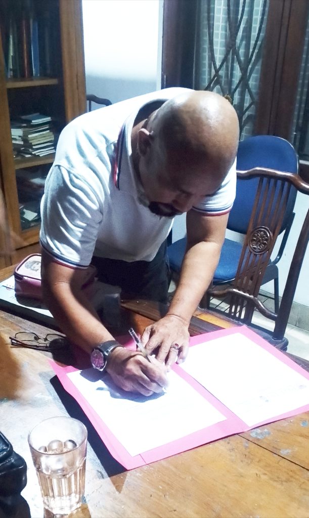 Eli Halomoan Sinaga, S.H., dalam penandatanganan SK sebagai Pemimpin Redaksi 