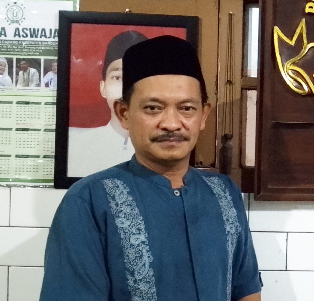 Ketua Pimpinan Wilayah Nahdalatul Ulama (PWNU) Riau KH. Abdul Khalim Mahally (Cucu dari KH. Khoemaidi Sholeh julukan "Kyai Tiban")