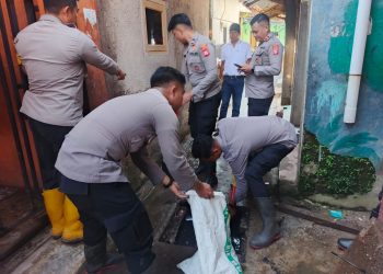 ‎Polisi Sigap Bantu Warga Bersihkan Material Sisa Banjir
