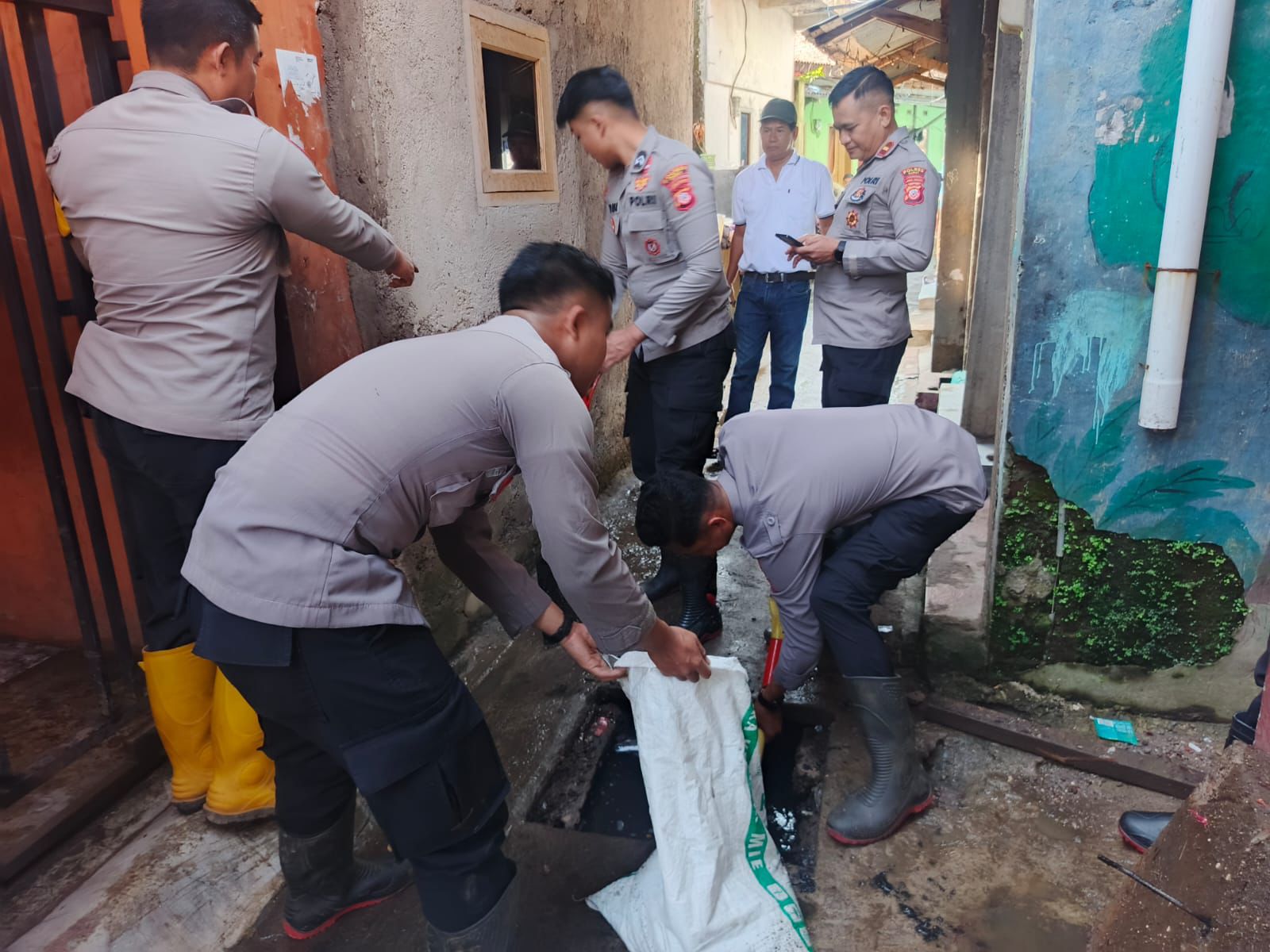 ‎Polisi Sigap Bantu Warga Bersihkan Material Sisa Banjir