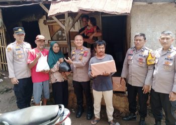 ‎Peduli Sesama, Polisi Salurkan Bantuan Sembako untuk Warga Kurang Mampu