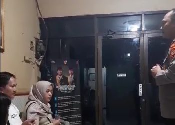 ‎Aksi Humanis Polisi Bantu Keluarga Yang Mobilnya Mogok Dini Hari, Dijemput Motor dan Diantar Sampai Rumah