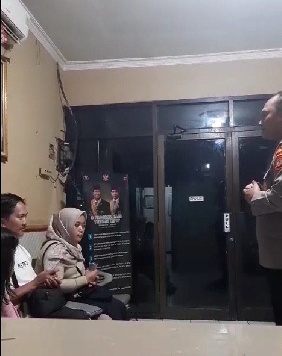 Aksi Humanis Polisi Bantu Keluarga Yang Mobilnya Mogok Dini Hari, Dijemput Motor dan Diantar Sampai Rumah
