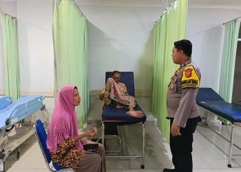 ‎Tinggal Sendiri, Lansia di Pangandaran Dibantu Polisi Menuju Rumah Sakit