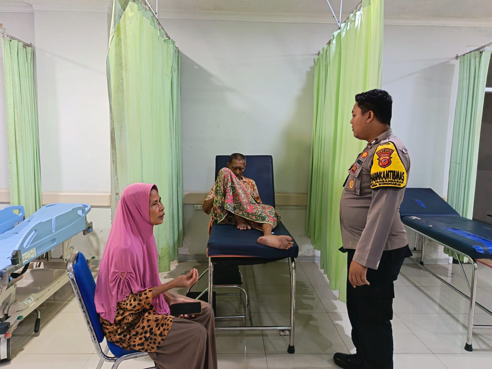 ‎Tinggal Sendiri, Lansia di Pangandaran Dibantu Polisi Menuju Rumah Sakit