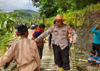 ‎Respons Cepat Bencana, Polri dan Warga Dirikan Jembatan Darurat di Garut