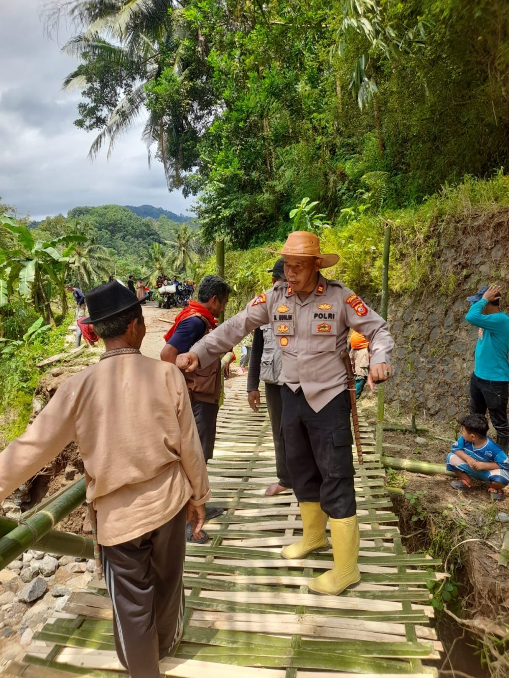 Respons Cepat Bencana, Polri dan Warga Dirikan Jembatan Darurat di Garut