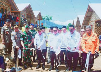 BUPATI SUKABUMI ASEP JAPAR DAMPINGI PENASIHAT KHUSUS PRESIDEN RESMIKAN HUNTAP ADAPTIF BENCANA