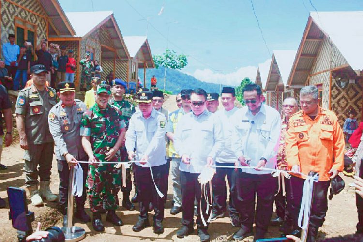 BUPATI SUKABUMI ASEP JAPAR DAMPINGI PENASIHAT KHUSUS PRESIDEN RESMIKAN HUNTAP ADAPTIF BENCANA