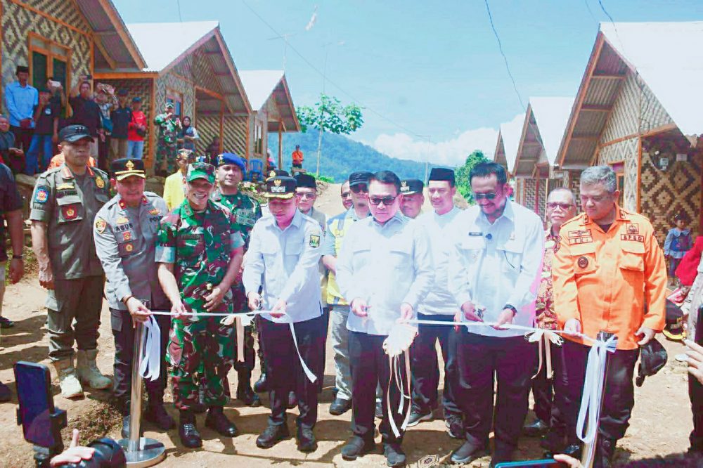 BUPATI SUKABUMI ASEP JAPAR DAMPINGI PENASIHAT KHUSUS PRESIDEN RESMIKAN HUNTAP ADAPTIF BENCANA