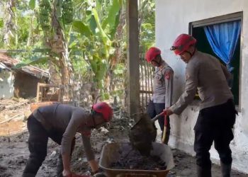 Polisi Kembali Bersihkan Material Bekas Banjir di Karangpawitan