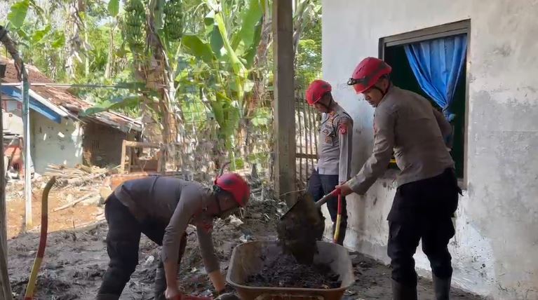 Polisi Kembali Bersihkan Material Bekas Banjir di Karangpawitan
