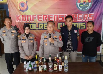 Polisi Amankan Ribuan Botol Miras Ilegal, Tiga Orang Diamankan Polisi