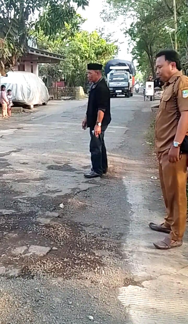 Kondisi Jalan Utama Desa Karangsari Memprihatinkan, Kades Bao Umbara Desak Pemkab Bekasi Segera Bertindak
