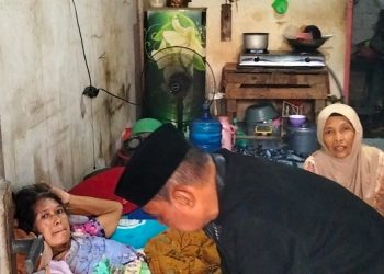 Bantu Warga Penderita Tumor, Kades Karangsari Bao Umbara Berikan Bantuan Kursi Roda
