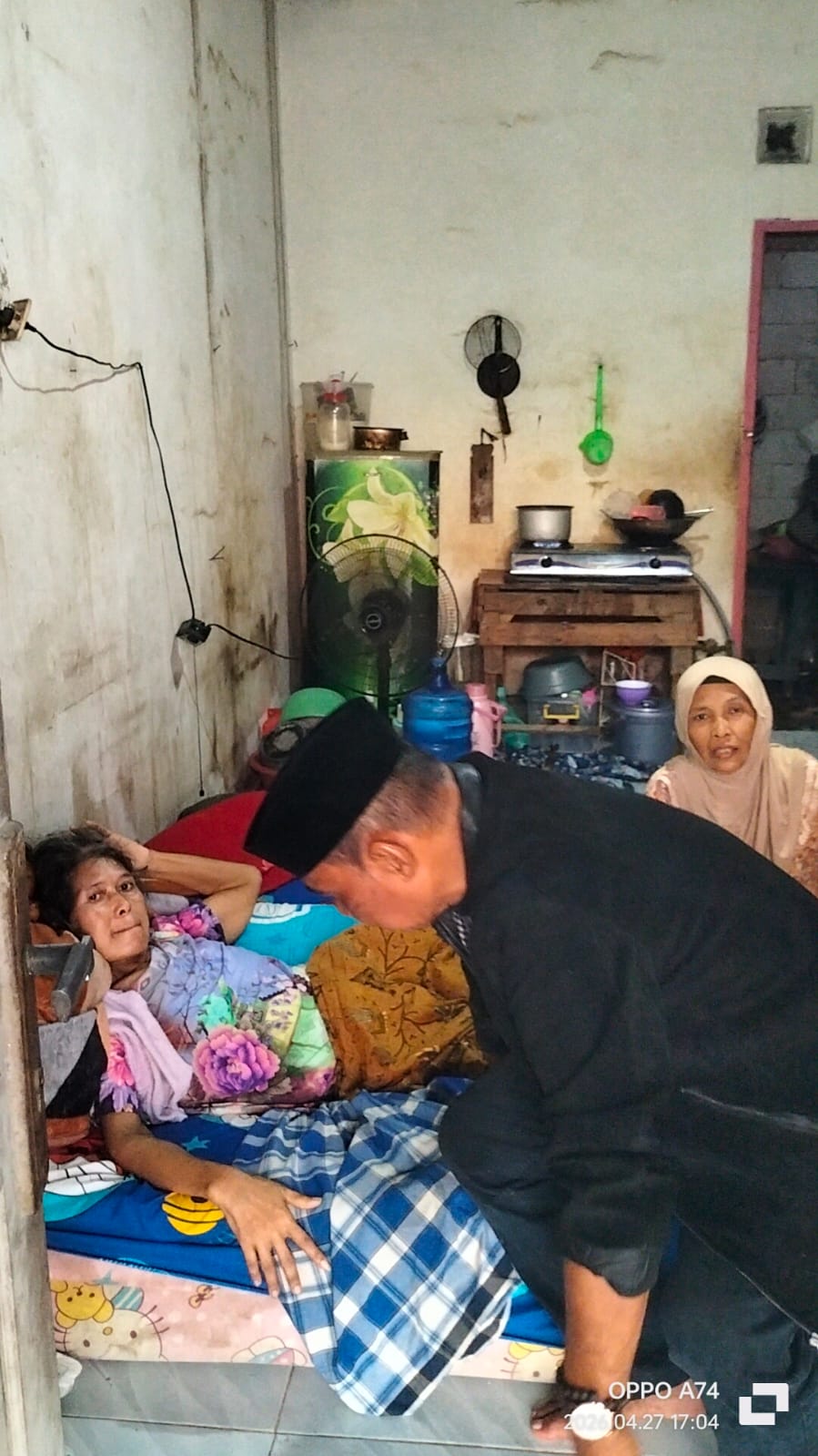 Bantu Warga Penderita Tumor, Kades Karangsari Bao Umbara Berikan Bantuan Kursi Roda