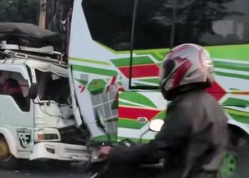 Truk Pengangkut Kayu Seruduk Bus di Cileungsi Pagi Ini, Arus Lalu Lintas Sempat Terganggu