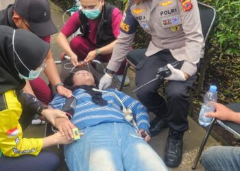 Aksi Humanis, Polda Jabar Gercep Evakuasi Bobotoh yang Pingsan saat Konvoi Juara Persib di Bandung