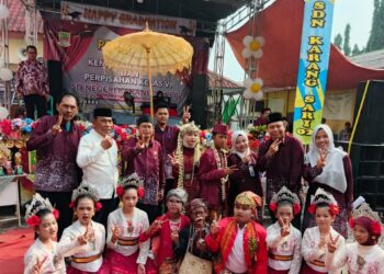 Kades Karangsari Bao Umbara Berikan Santunan dan Apresiasi kepada Guru SDN Karangsari 02