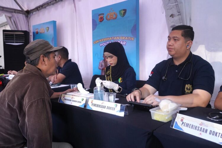 Polda Jabar Berikan Pelayanan Kesehatan Gratis kepada Masyarakat pada Kegiatan Car Free Day di Dago Cikapayang