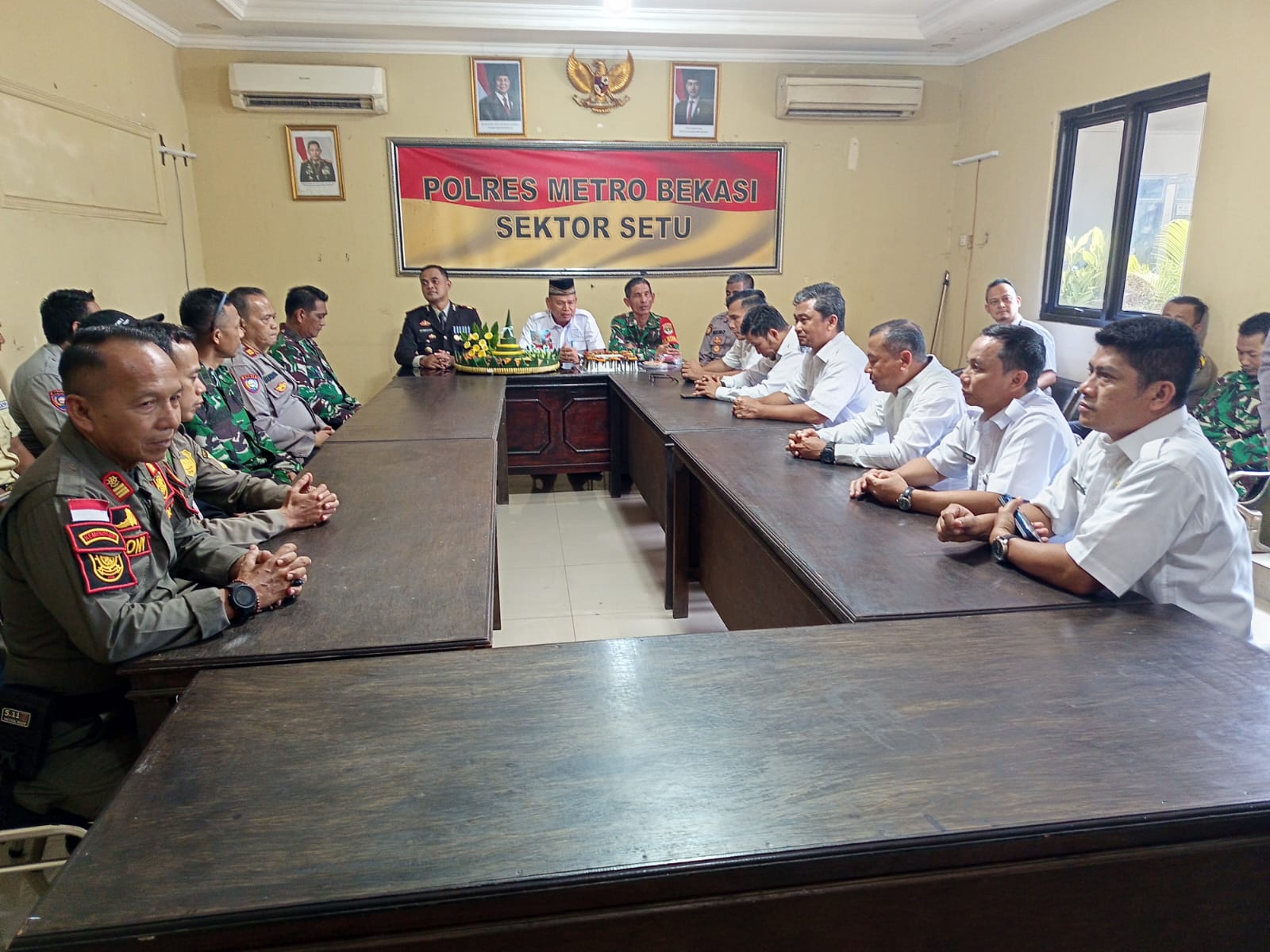 Sekcam Setu dan Jajaran Berikan Ucapan Selamat HUT Bhayangkara ke-80 di Polsek Setu