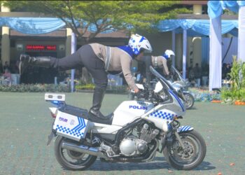 Akrobatik Brigade Motor Mojang Lodaya Polda Jabar Meriahkan Hari Bhayangkara ke-80