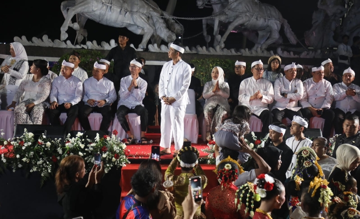 Festival Budaya: Ribuan Warga Sambut Kemegahan Arak-arakan di Purwakarta