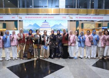 Ketua Umum Bhayangkari Kunjungi Stand Polda Jabar di Bazar Kreasi Bhayangkari Nusantara 2026