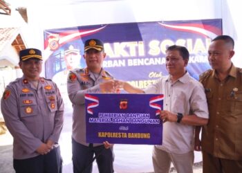 Kapolresta Bandung Serahkan Bantuan untuk Korban Kebakaran di Arjasari