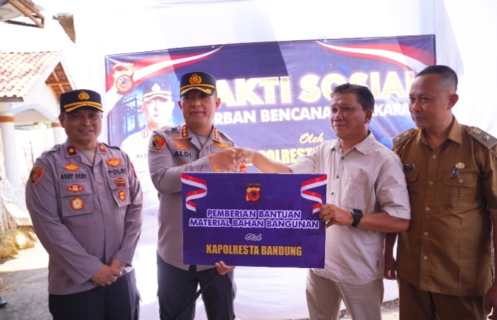 Kapolresta Bandung Serahkan Bantuan untuk Korban Kebakaran di Arjasari