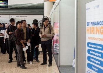 Pulihkan Fungsi Trotoar, Pemkot Bandung Tertibkan 36 PKL dan Bangunan Liar di Jalan Rajiman