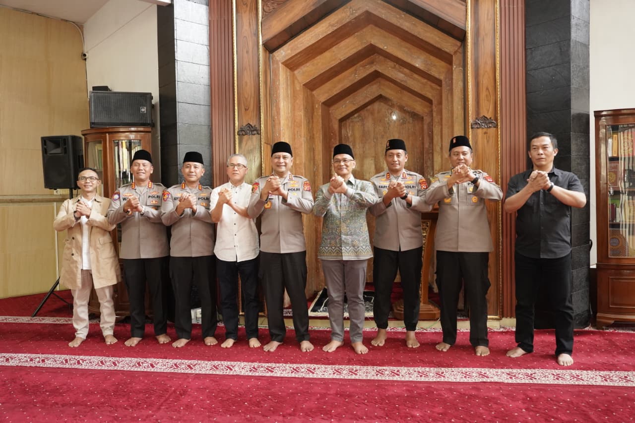 Kapolda Jabar Turun Langsung Dekati Warga Lewat Jum’at Keliling, Pesan Kamtibmas Menggema di Cimahi